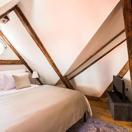 Hotel Nerudova 211 Praag