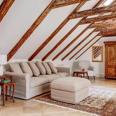 Nerudova 211 Hotel 4*