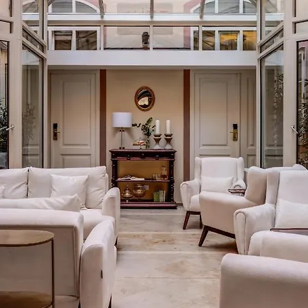 Nerudova 211 Hotel 4*