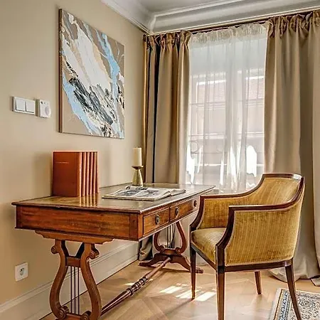 Nerudova 211 Hotel 4*