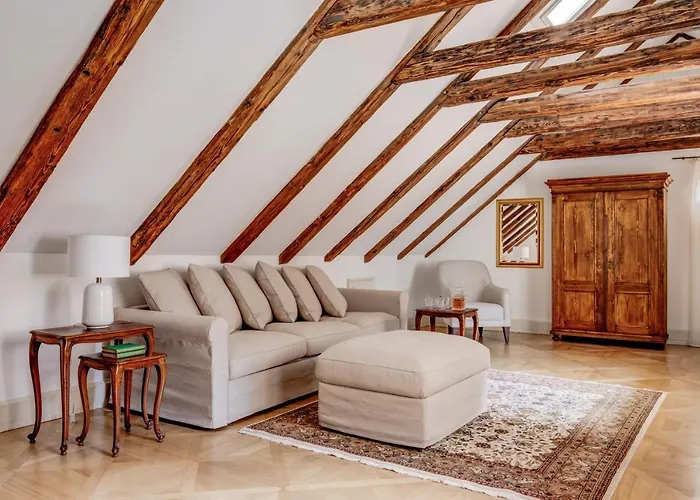 Nerudova 211 Hotell 4*